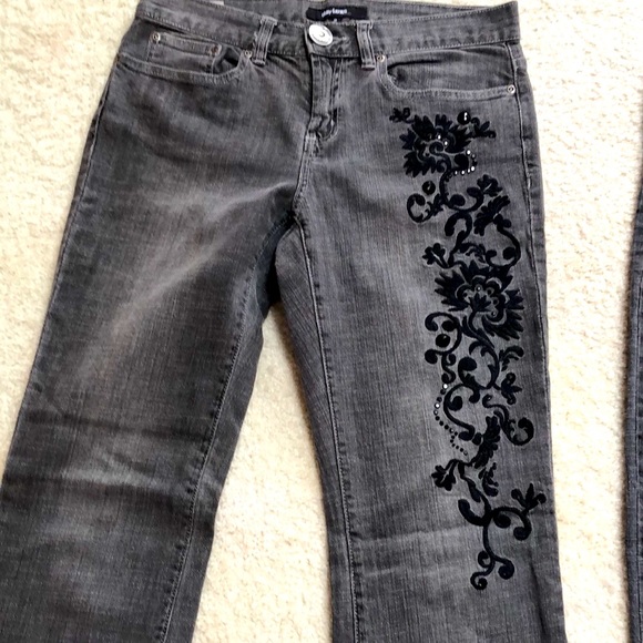 Daisy Fuentes NWOT dark grey jeans,size 2 ,boot cut leg , black studs & stitch - Picture 2 of 7